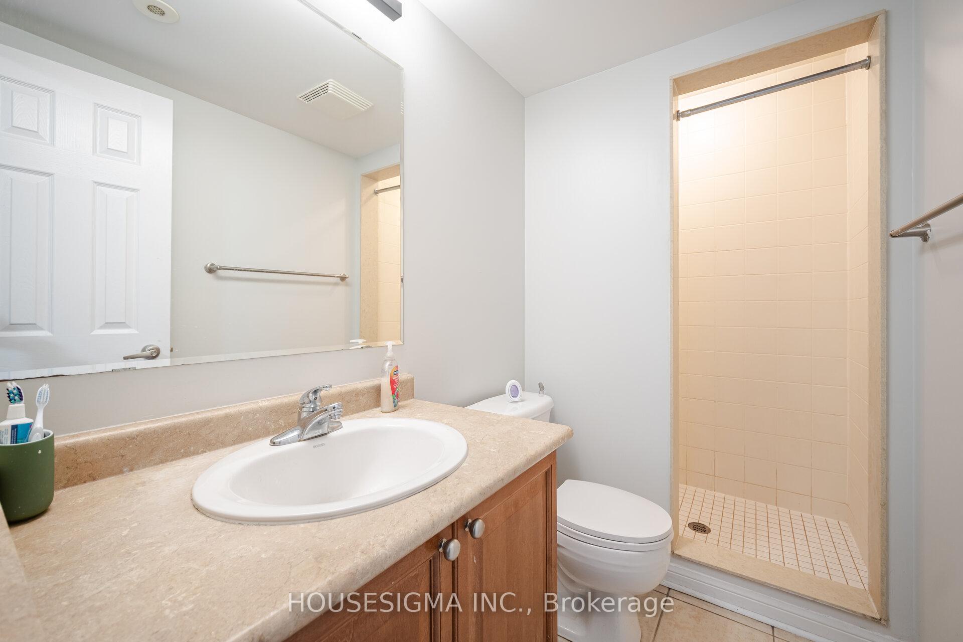 3 Bedrooms Condo at 760 Neighbourhood, Mississauga For sale