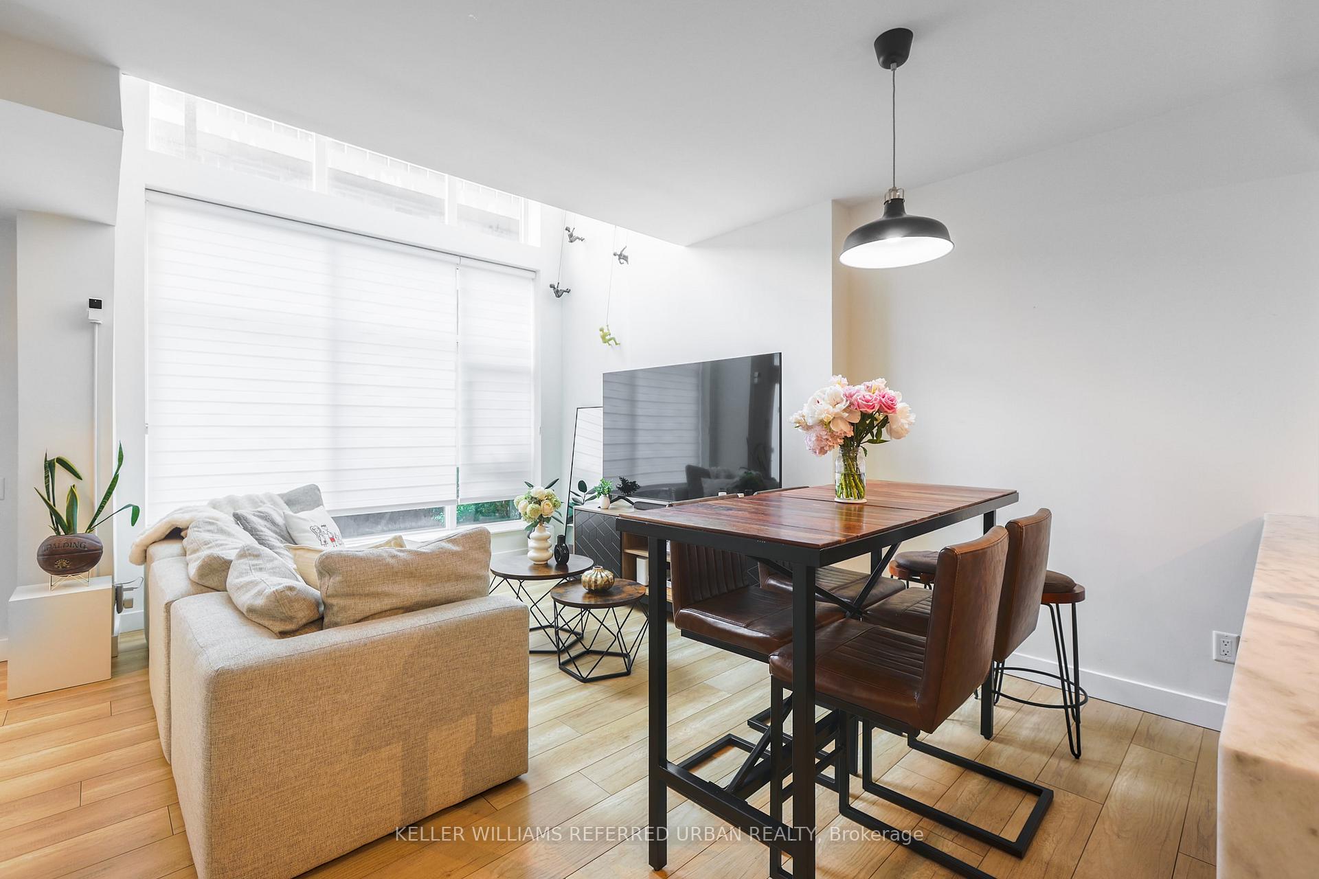 2 Bedrooms Condo at 19 Town Centre, Toronto For sale