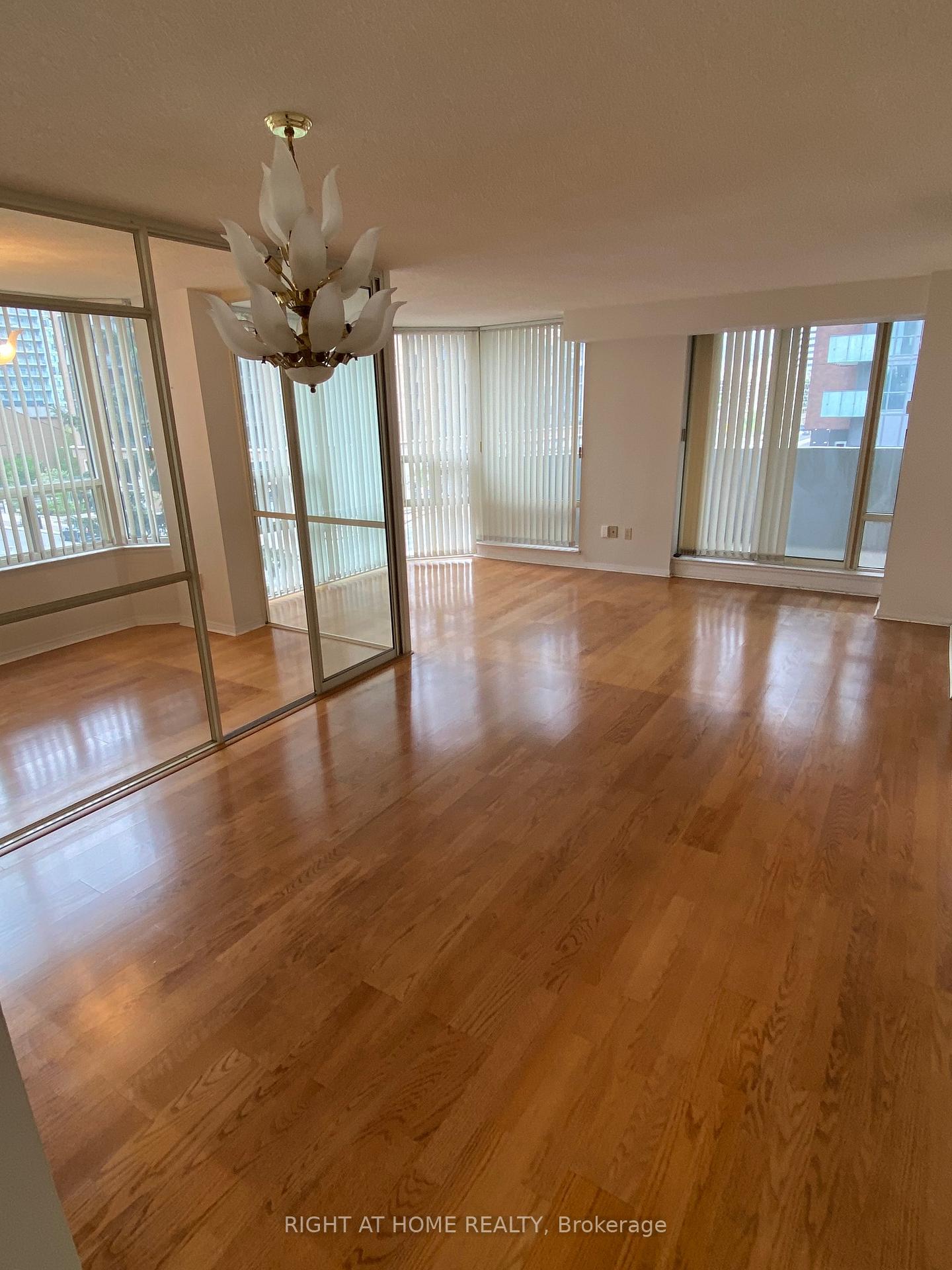 3 Bedrooms Condo at 330 Rathburn, Mississauga For sale