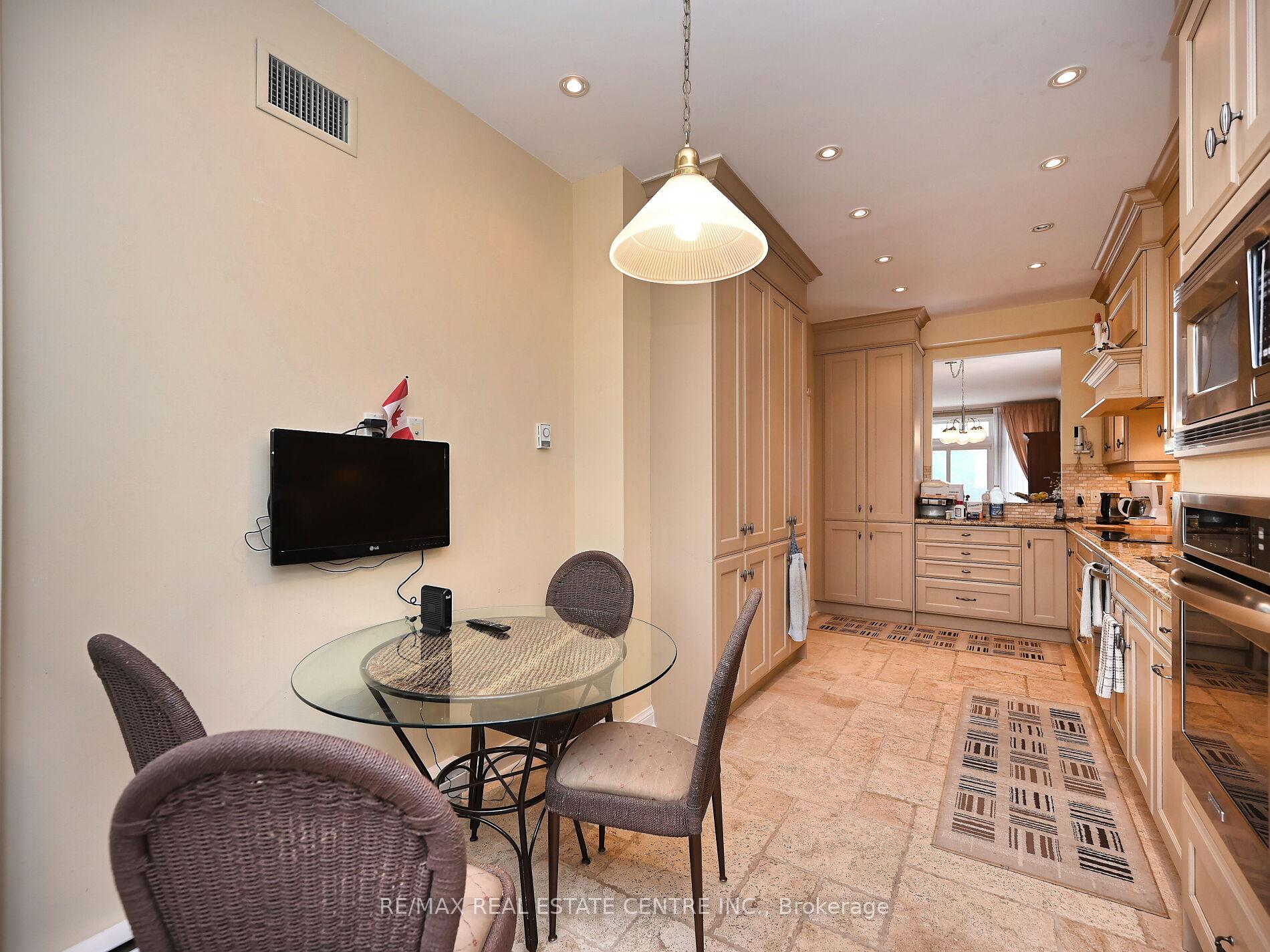 3 Bedrooms Condo at 3587 Kariya, Mississauga For sale