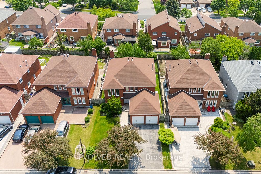 27 Hewlett Crescent