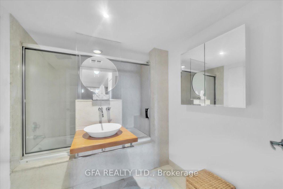 2 Bedrooms Condo at 550 Queens, Toronto For sale