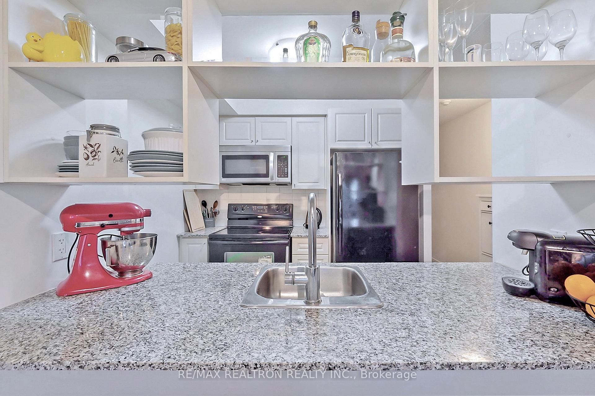2 Bedrooms Condo at 125 Village Green, Toronto For sale