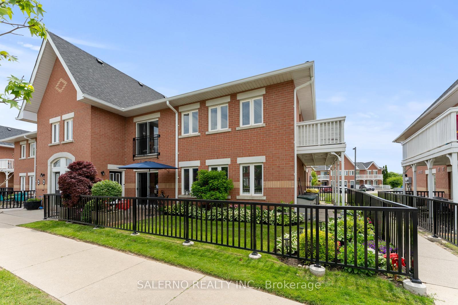 3 Bedrooms Condo at 1701 Lampman, Burlington For sale
