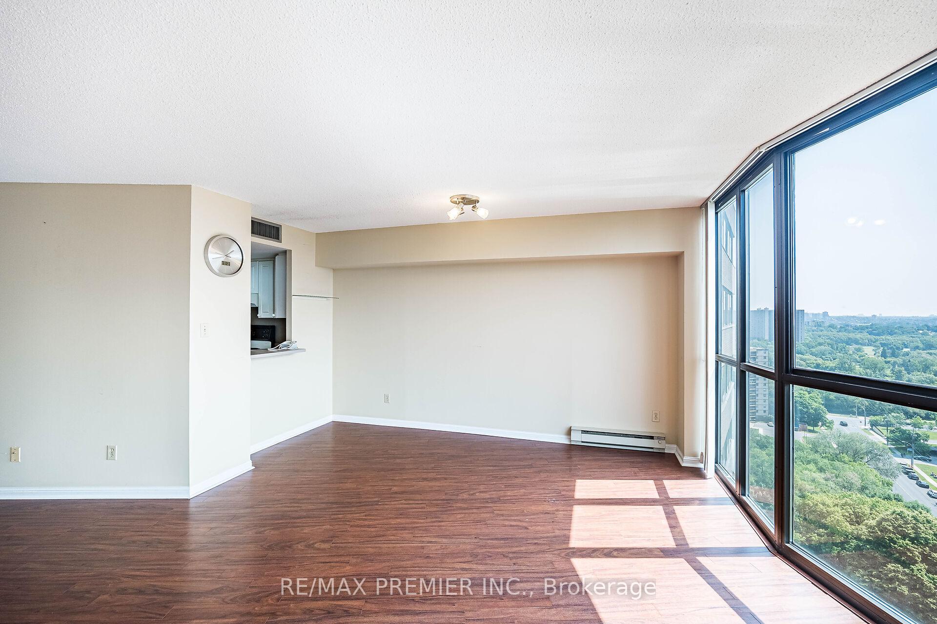 3 Bedrooms Condo at 40 Richview, Toronto For sale