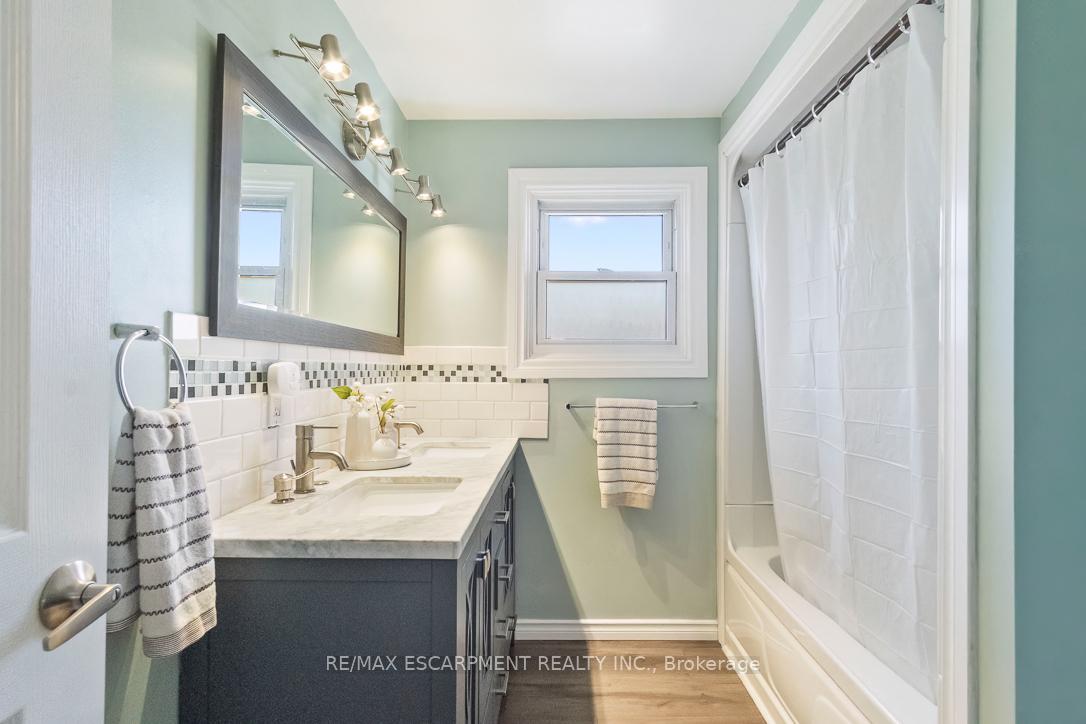 3 Bedrooms Condo at 1301 Upper Gage, Hamilton For sale