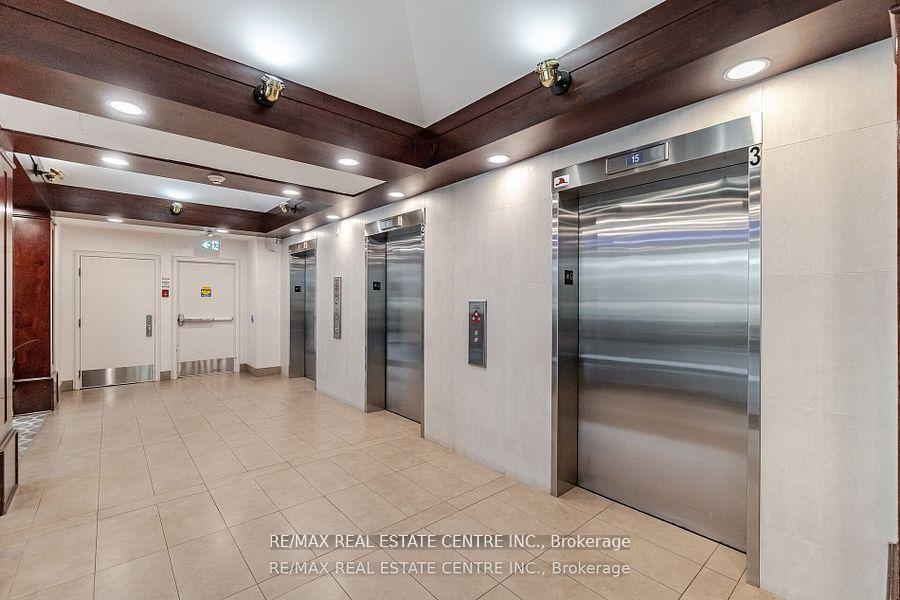 3 Bedrooms Condo at 250 Webb, Mississauga For sale