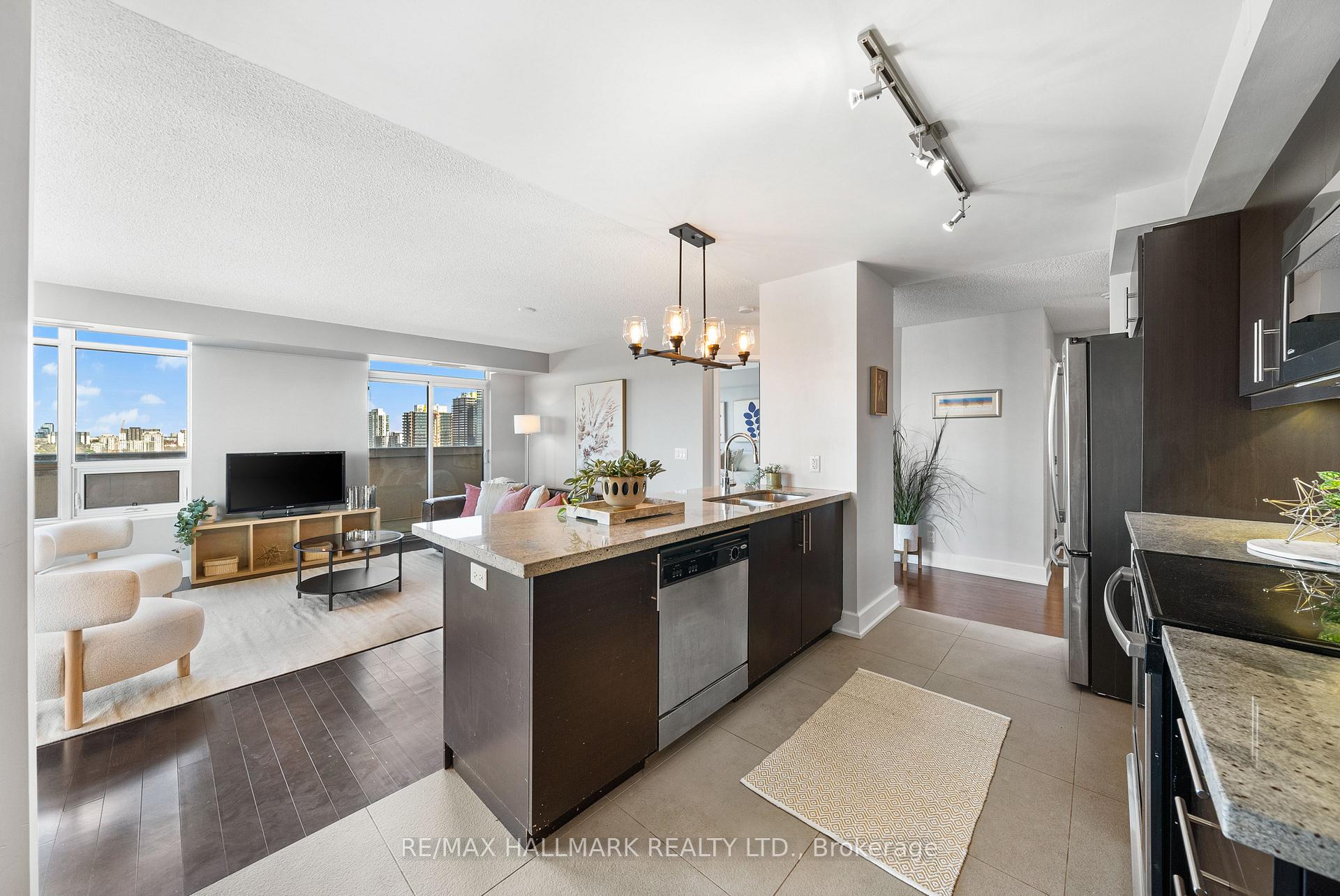 2 Bedrooms Condo at 676 Sheppard, Toronto For sale