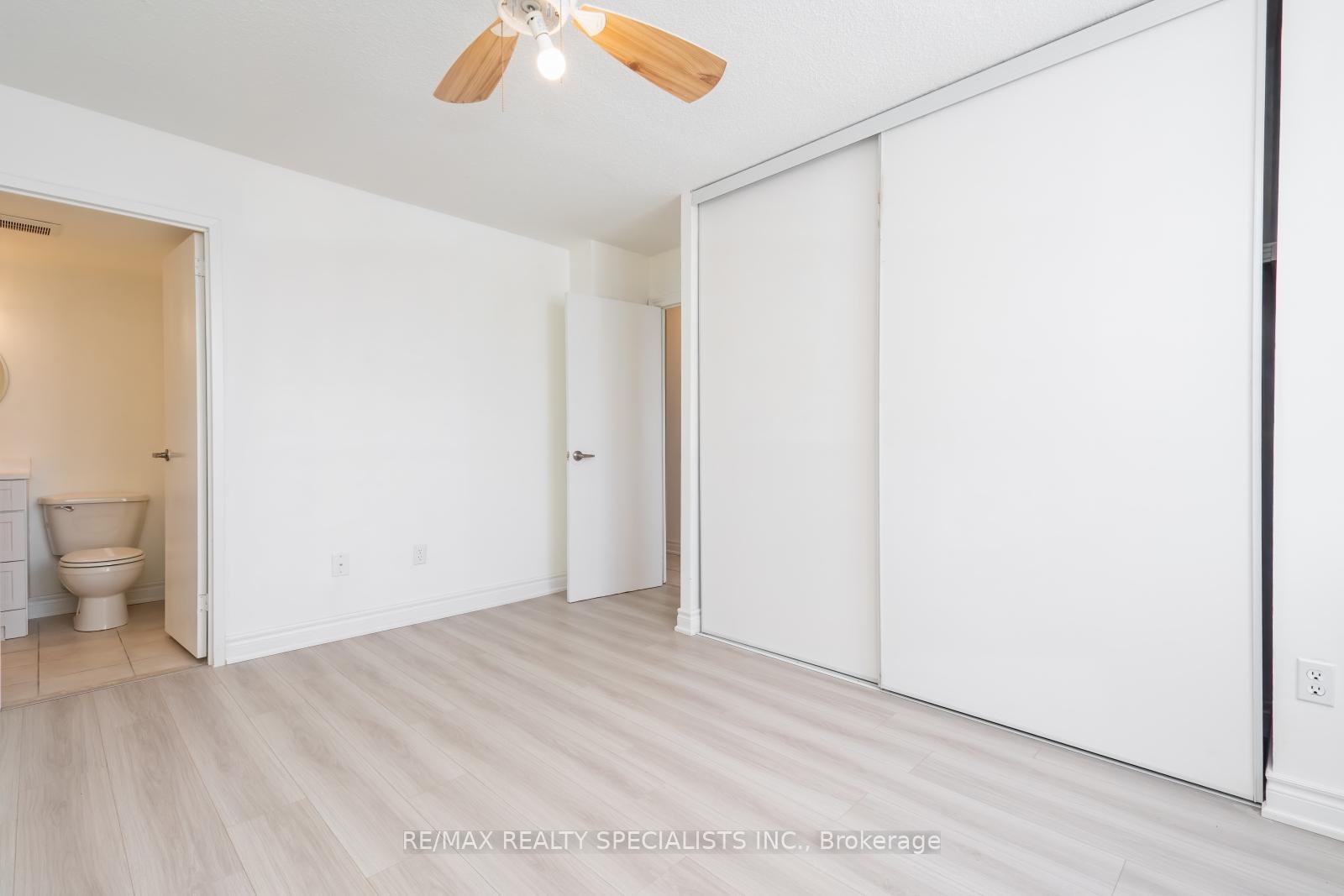 3 Bedrooms Condo at 2556 Argyle, Mississauga For sale