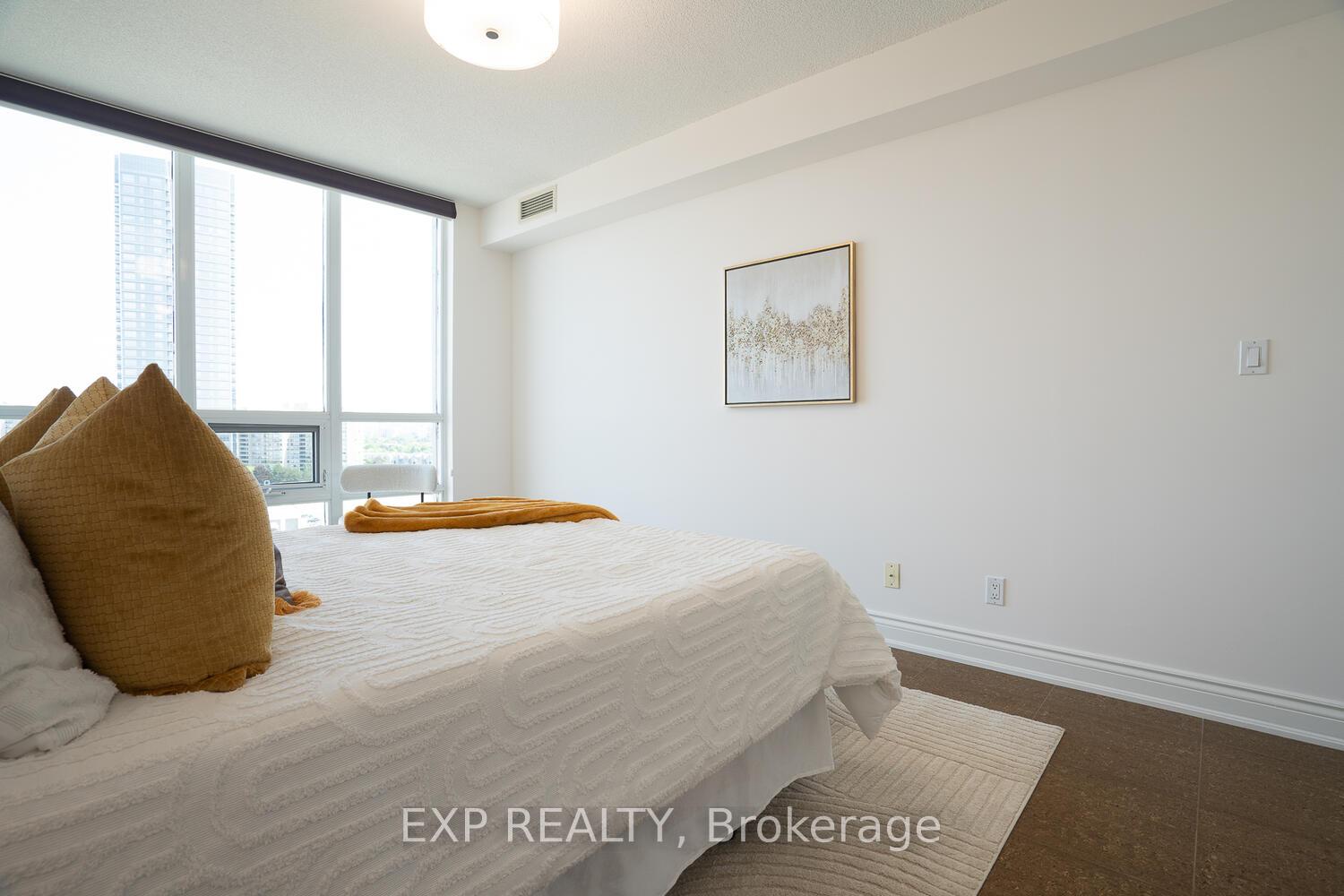 3 Bedrooms Condo at 88 Promenade, Vaughan For sale
