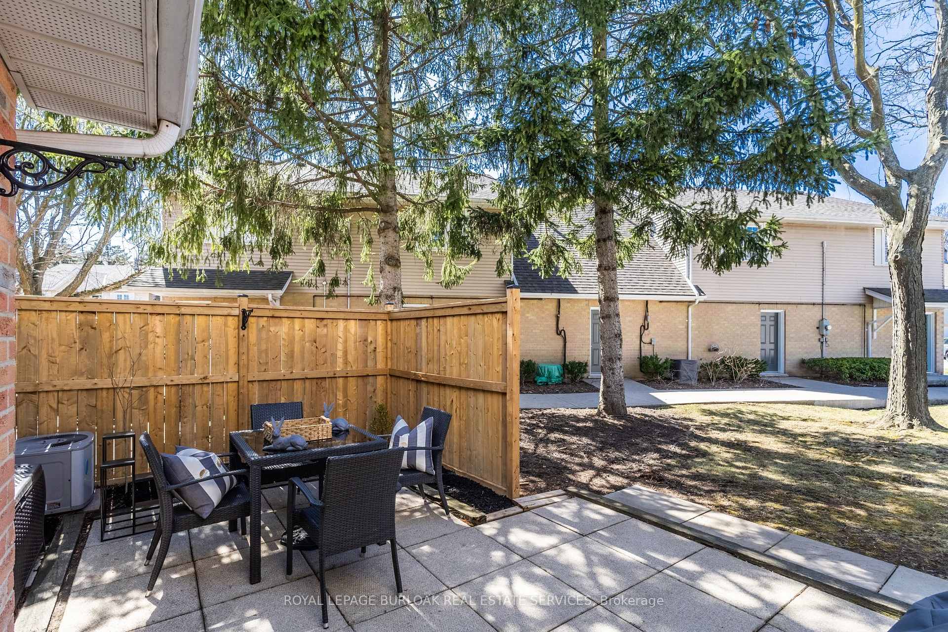 2 Bedrooms Condo at 2110 Cleaver, Burlington For sale