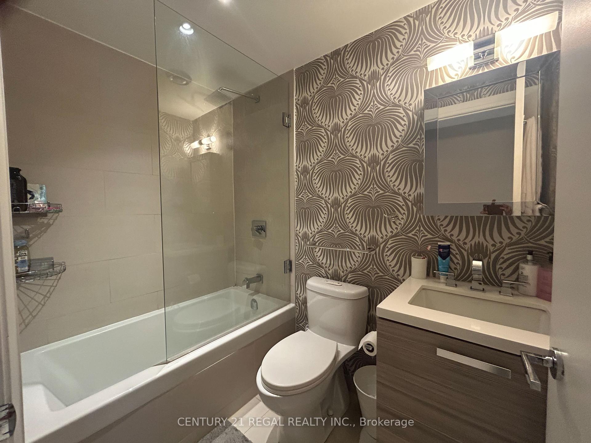 3 Bedrooms Condo at 224 King Street West,  Toronto For sale