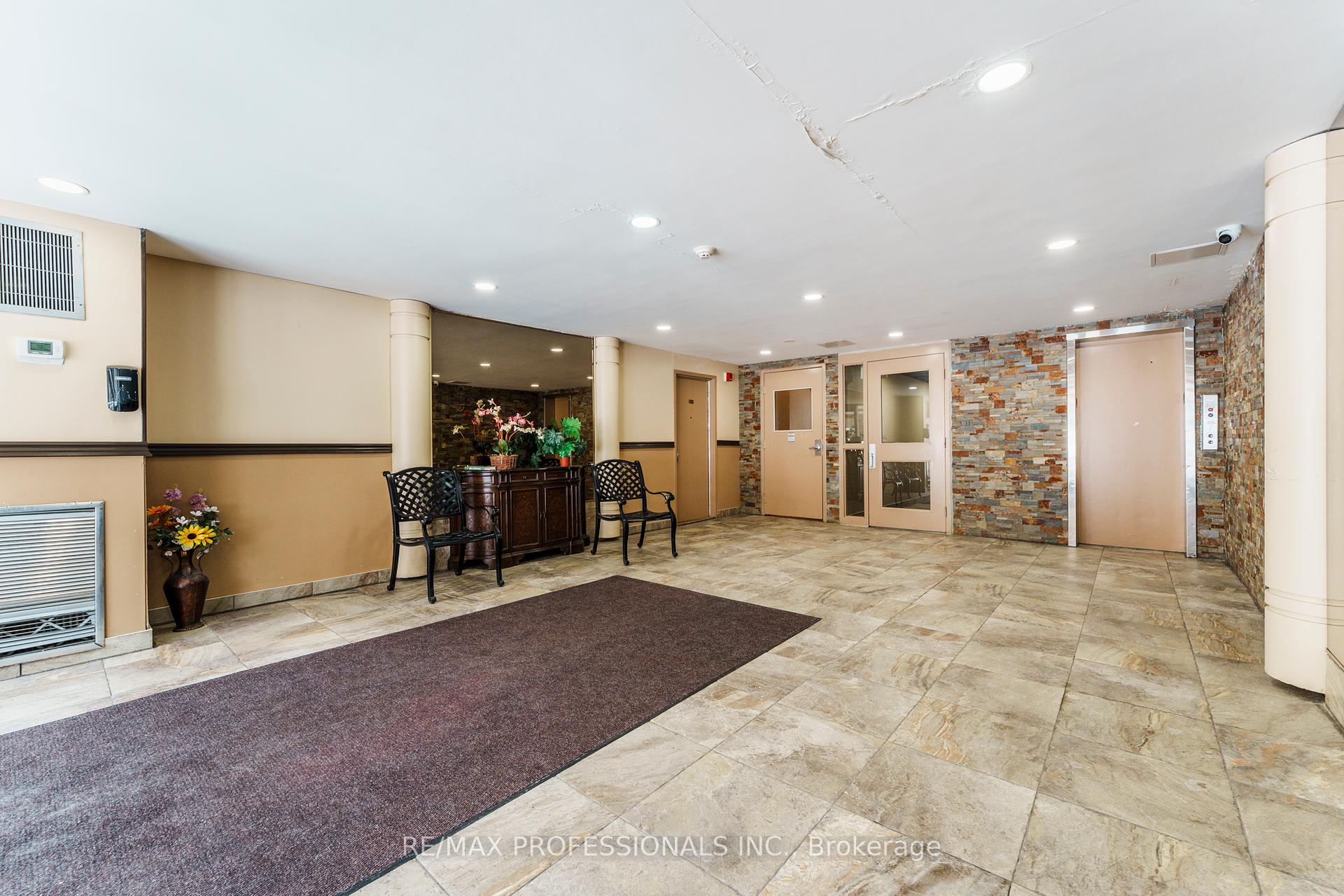 3 Bedrooms Condo at 2095 Roche,  Mississauga For sale