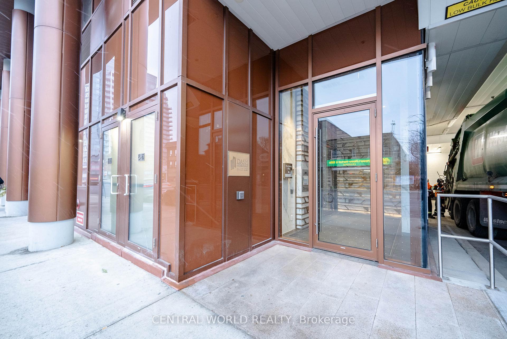 2 Bedrooms Condo at 151 Avenue,  Toronto For sale