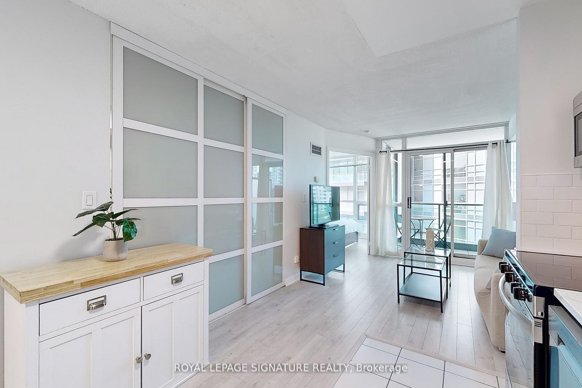2 Bedrooms Condo at 600 Fleet, Toronto For sale