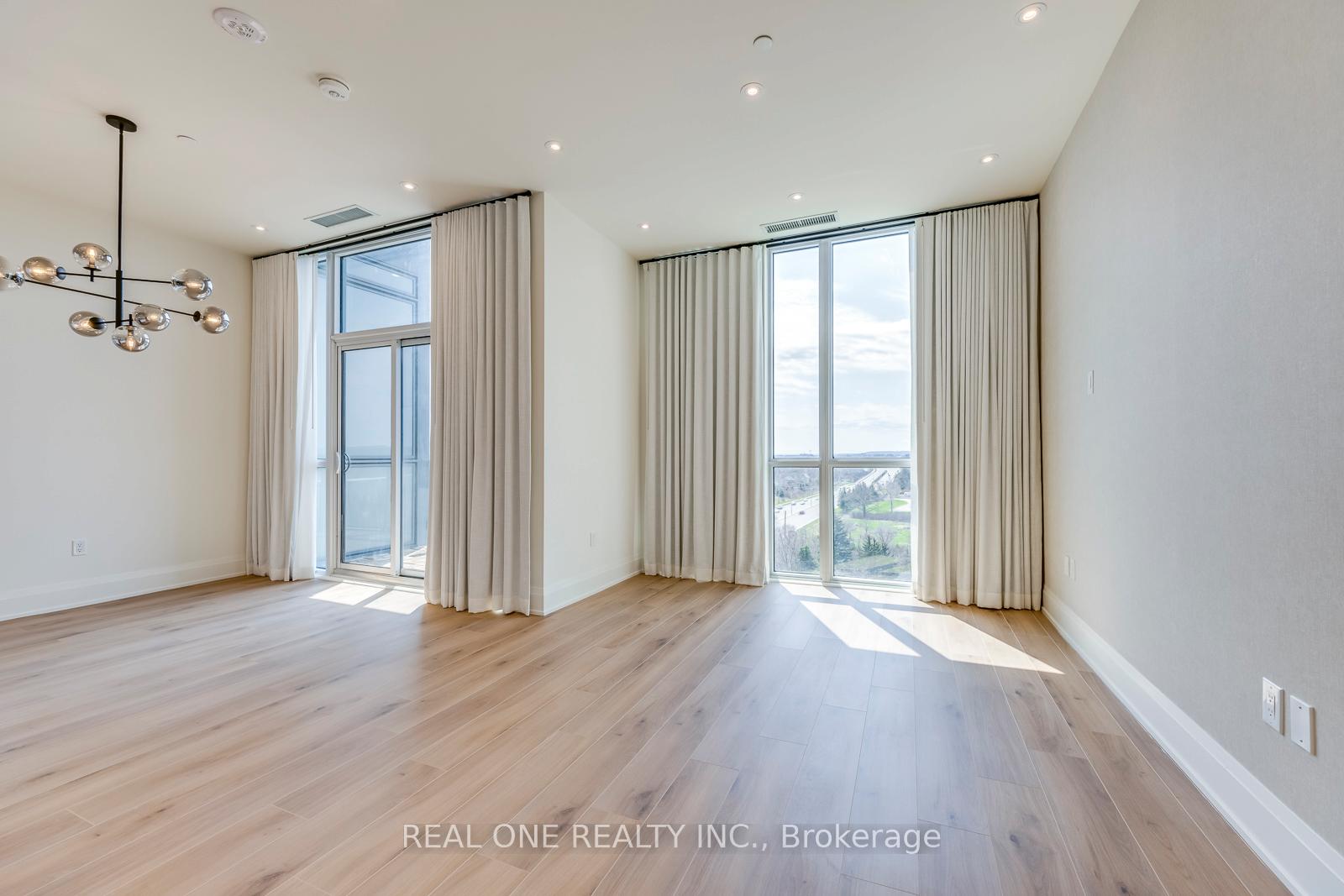 3 Bedrooms Condo at 509 Dundas, Oakville For sale