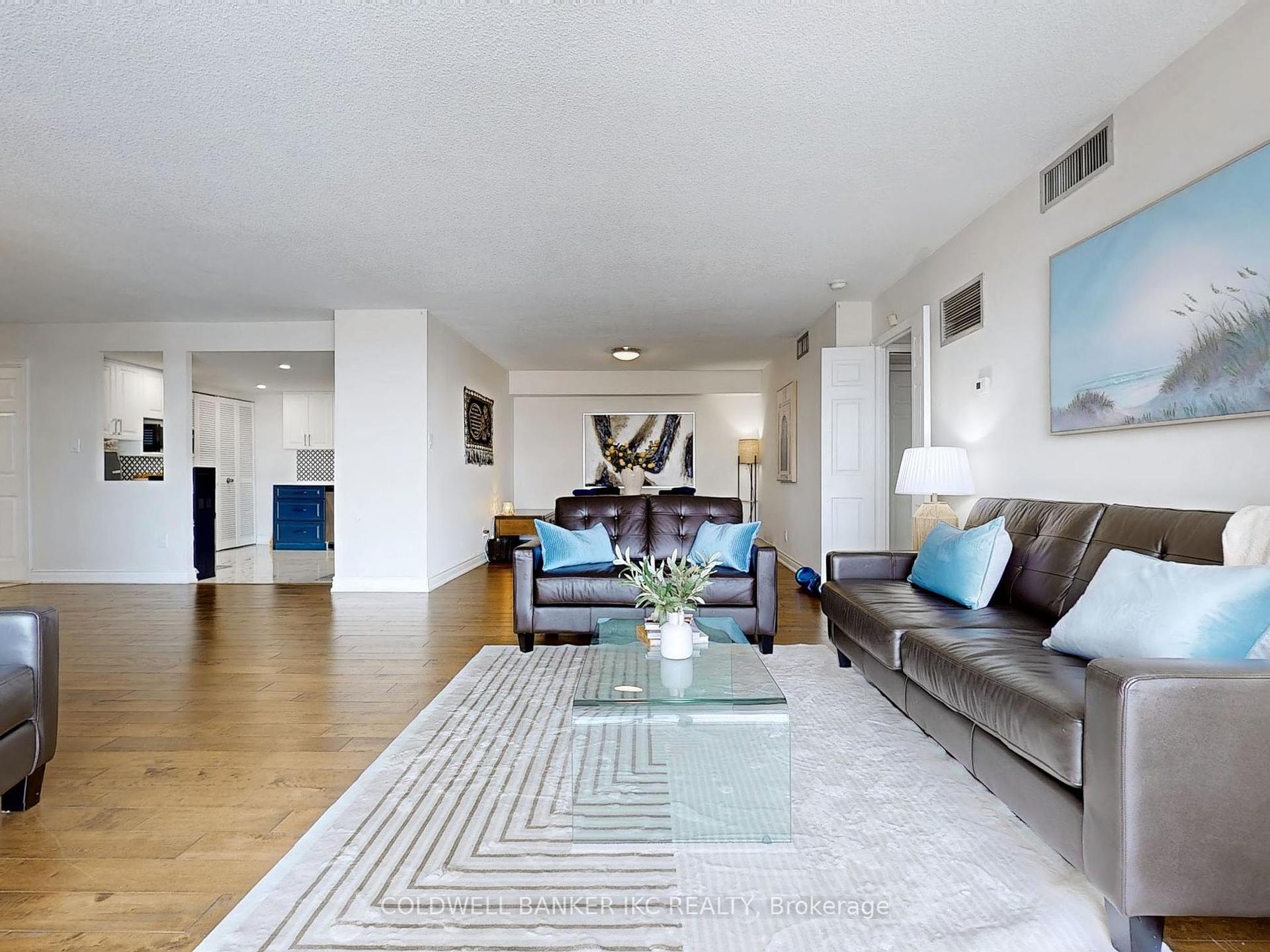 3 Bedrooms Condo at 4235 Sherwoodtowne, Mississauga For sale