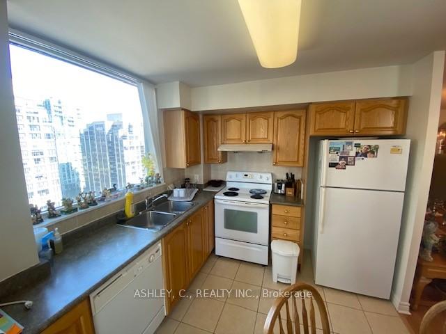 2 Bedrooms Condo at 23 Hollywood,  Toronto For sale