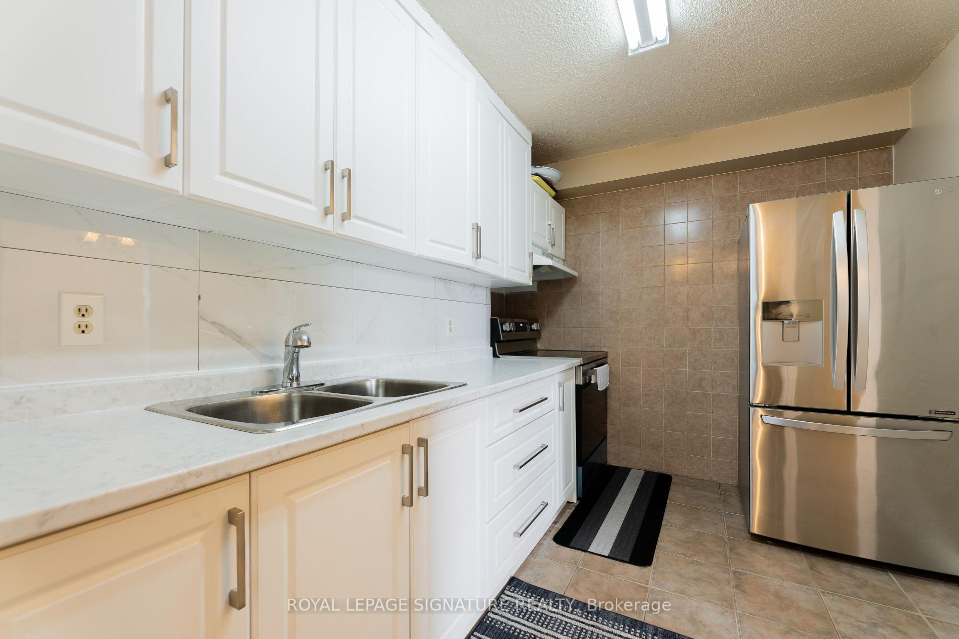 2 Bedrooms Condo at 15 Torrance, Toronto For sale