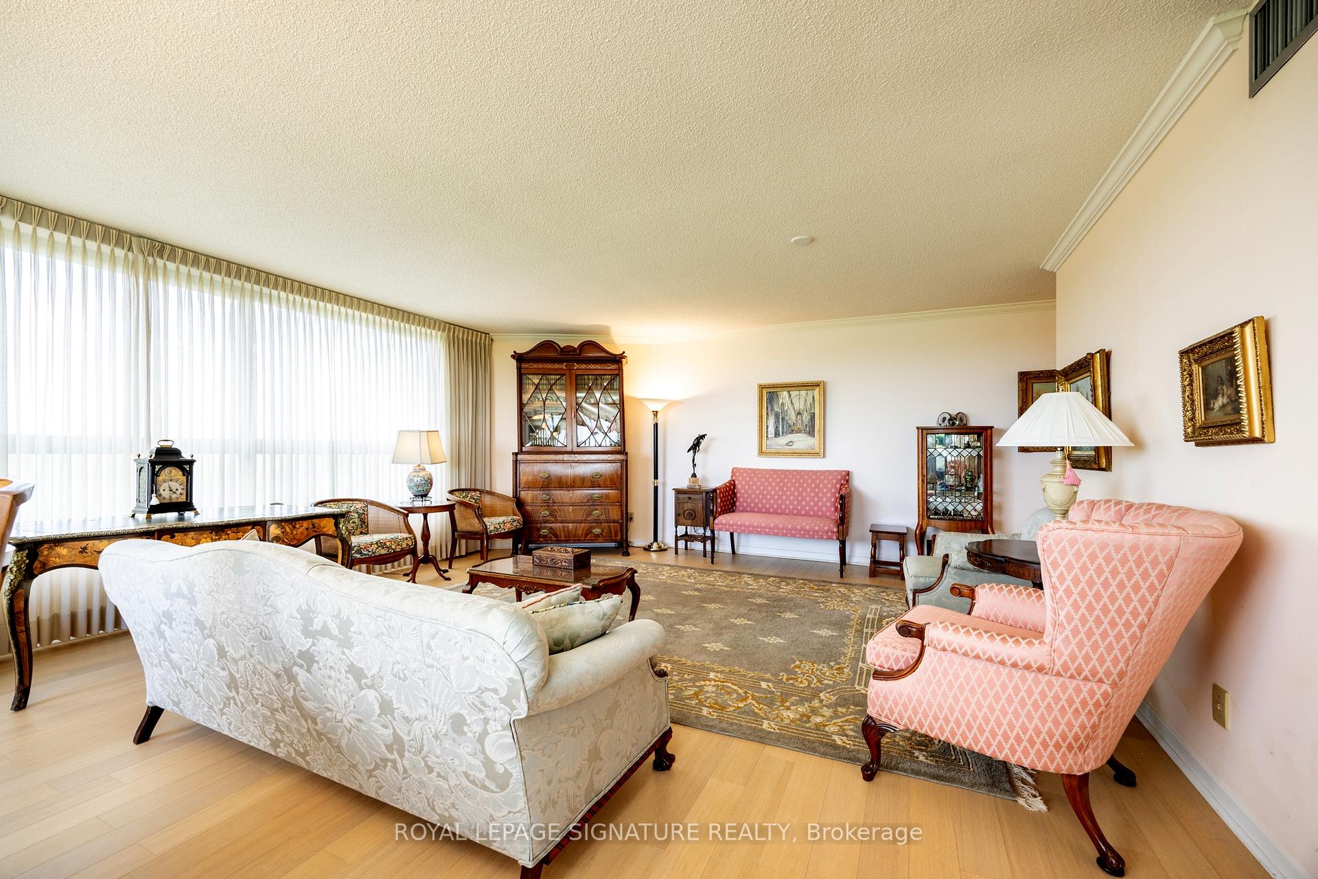 3 Bedrooms Condo at 1300 Bloor, Mississauga For sale