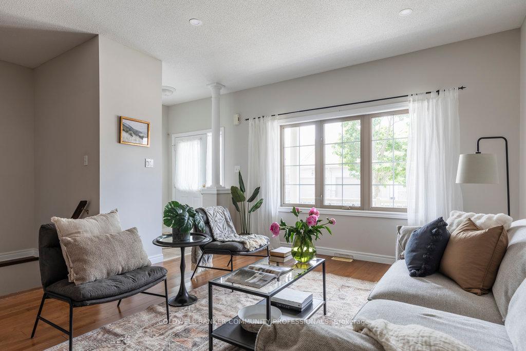 2 Bedrooms Condo at 130 Southbrook, Hamilton For sale