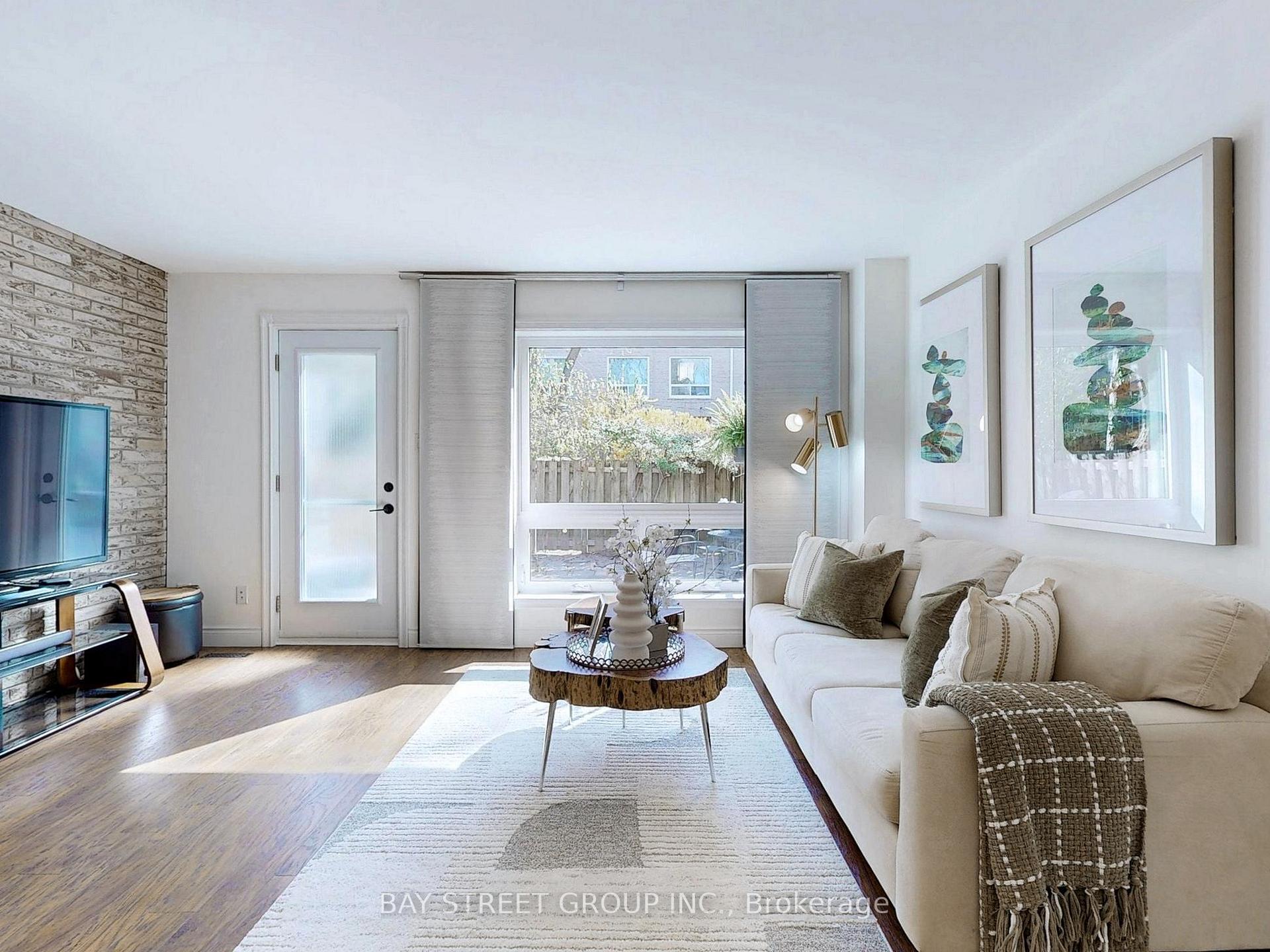 3 Bedrooms Condo at 89 Rameau, Toronto For sale