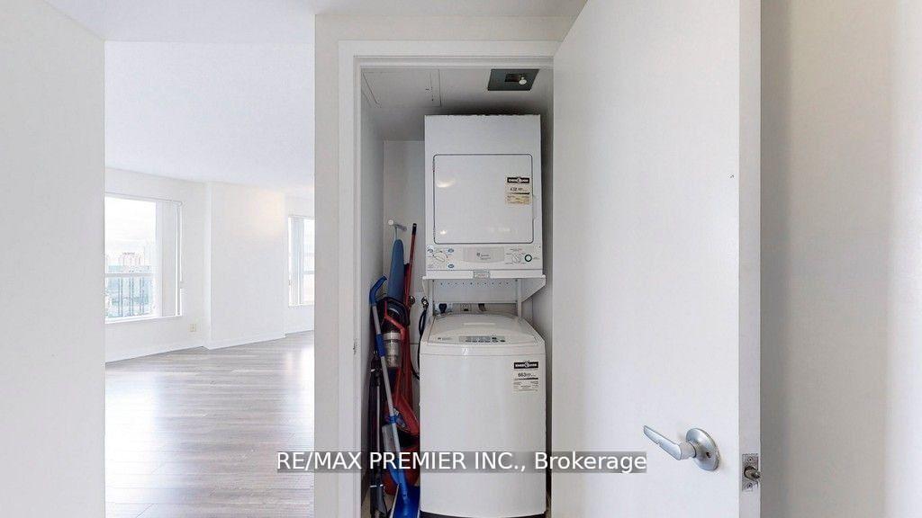 2 Bedrooms Condo at 36 Lee Centre, Toronto For sale