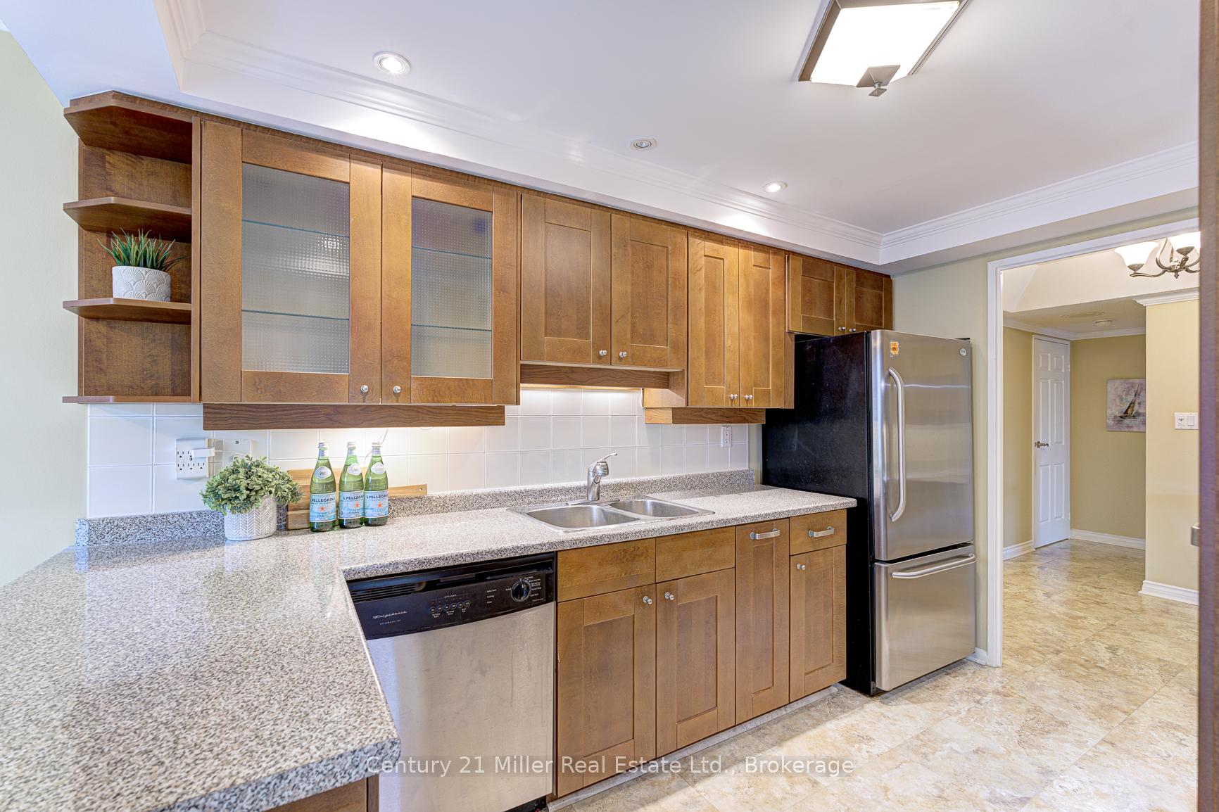 2 Bedrooms Condo at 2180 Marine, Oakville For sale