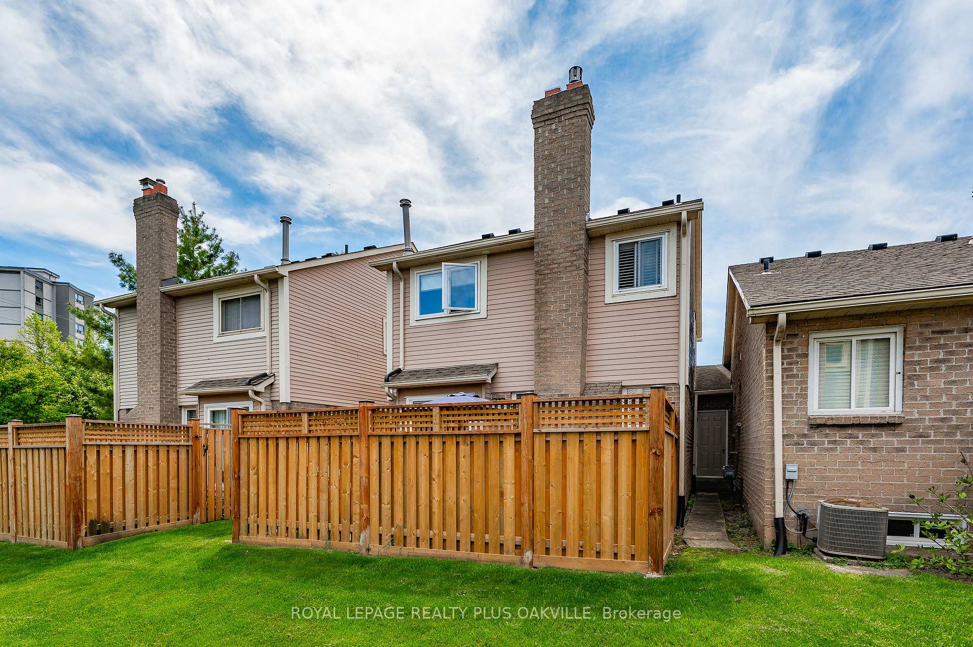 2 Bedrooms Condo at 5255 Lakeshore, Burlington For sale