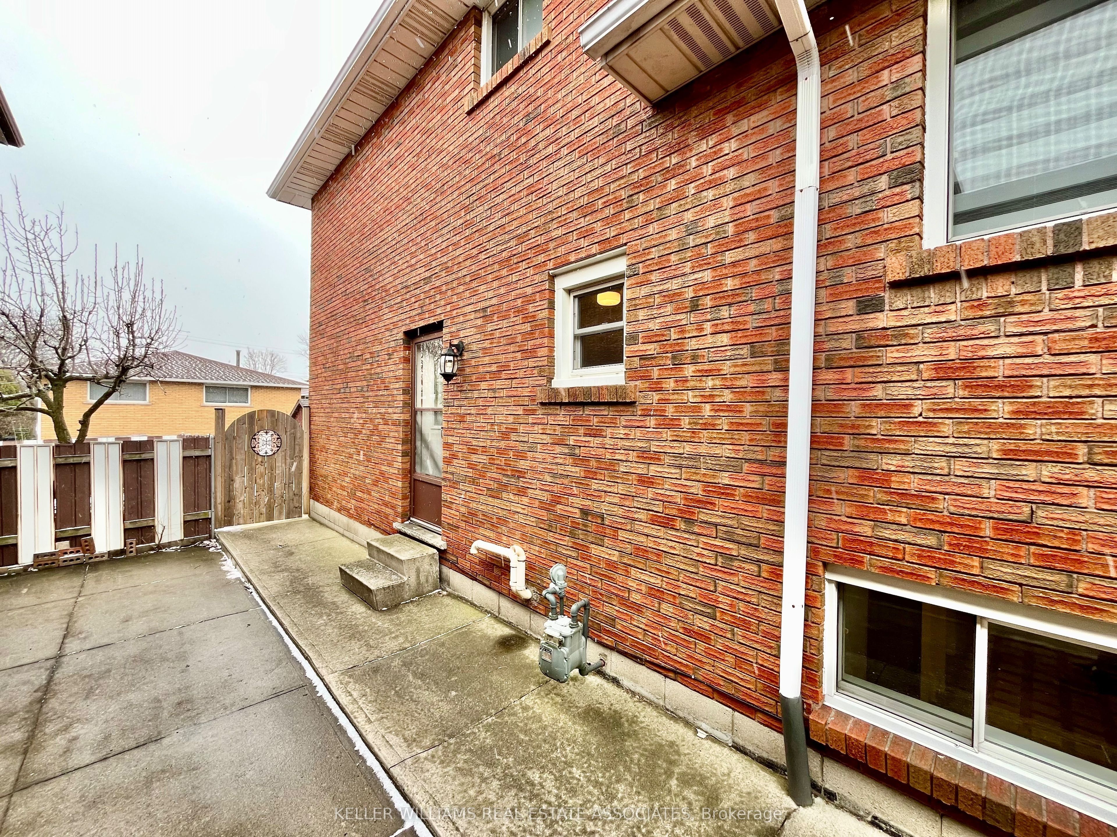 39 Lisgar Court, #Lower
