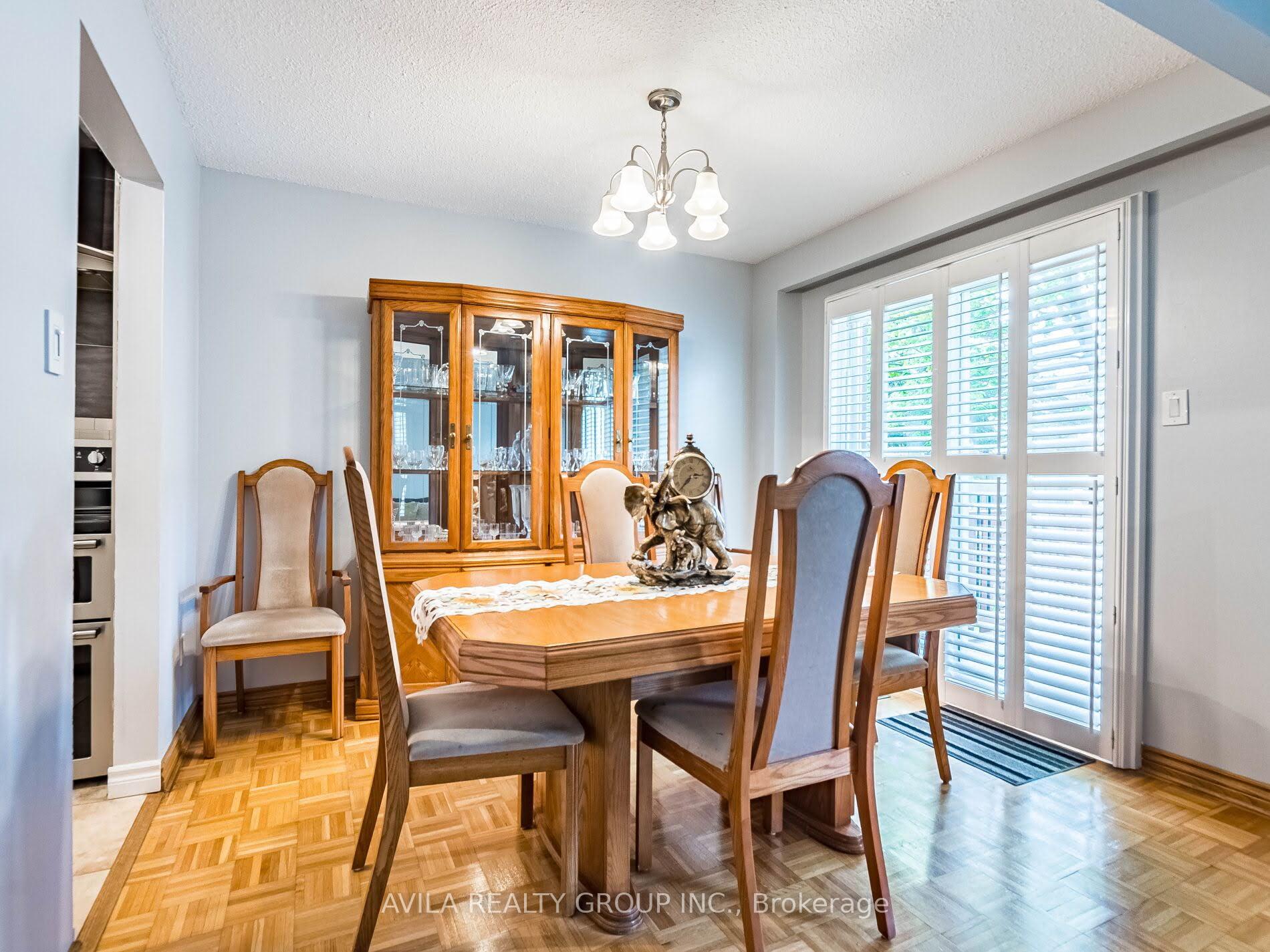 4 Bedrooms Condo at 750 Burnhamthorpe, Mississauga For sale