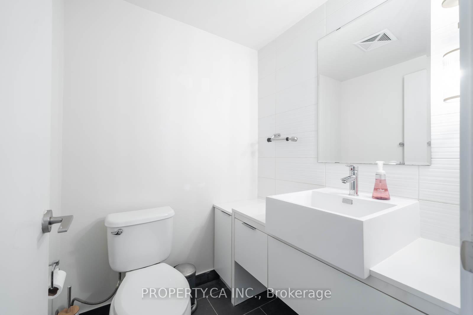 2 Bedrooms Condo at 5 Hanna, Toronto For sale
