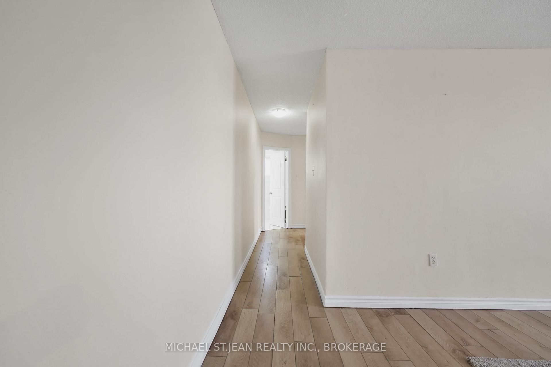 2 Bedrooms Condo at 851 Queenston,  Hamilton For sale