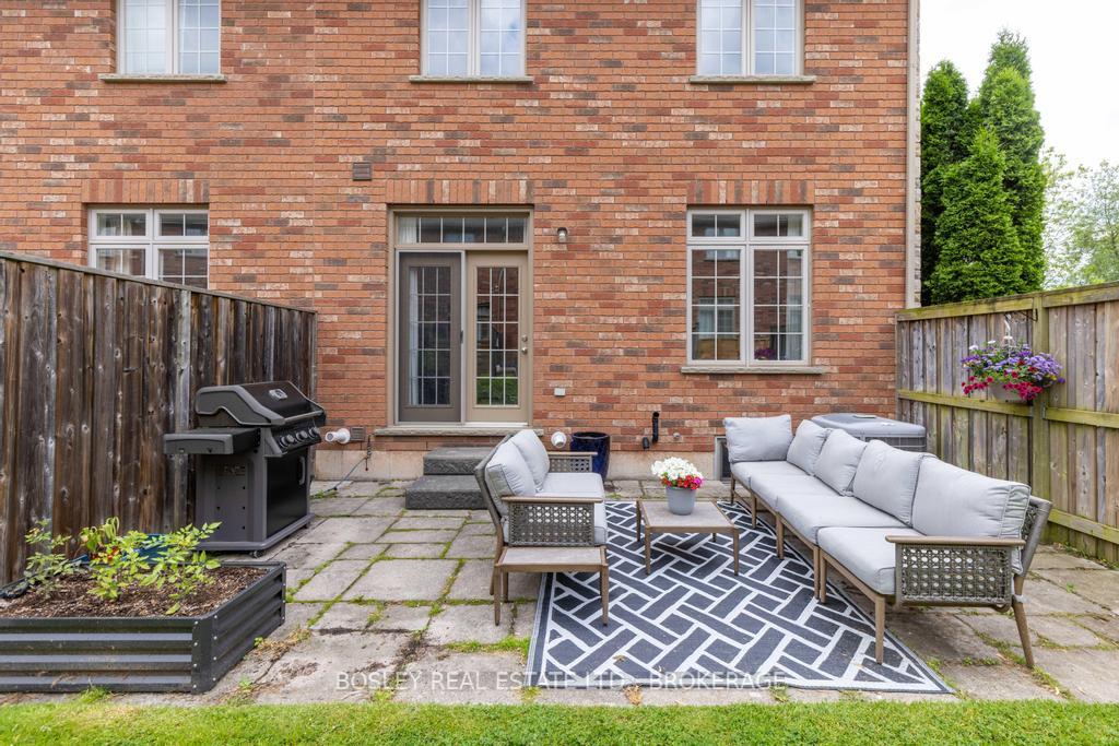 3 Bedrooms Condo at 2282 Orchard, Burlington For sale