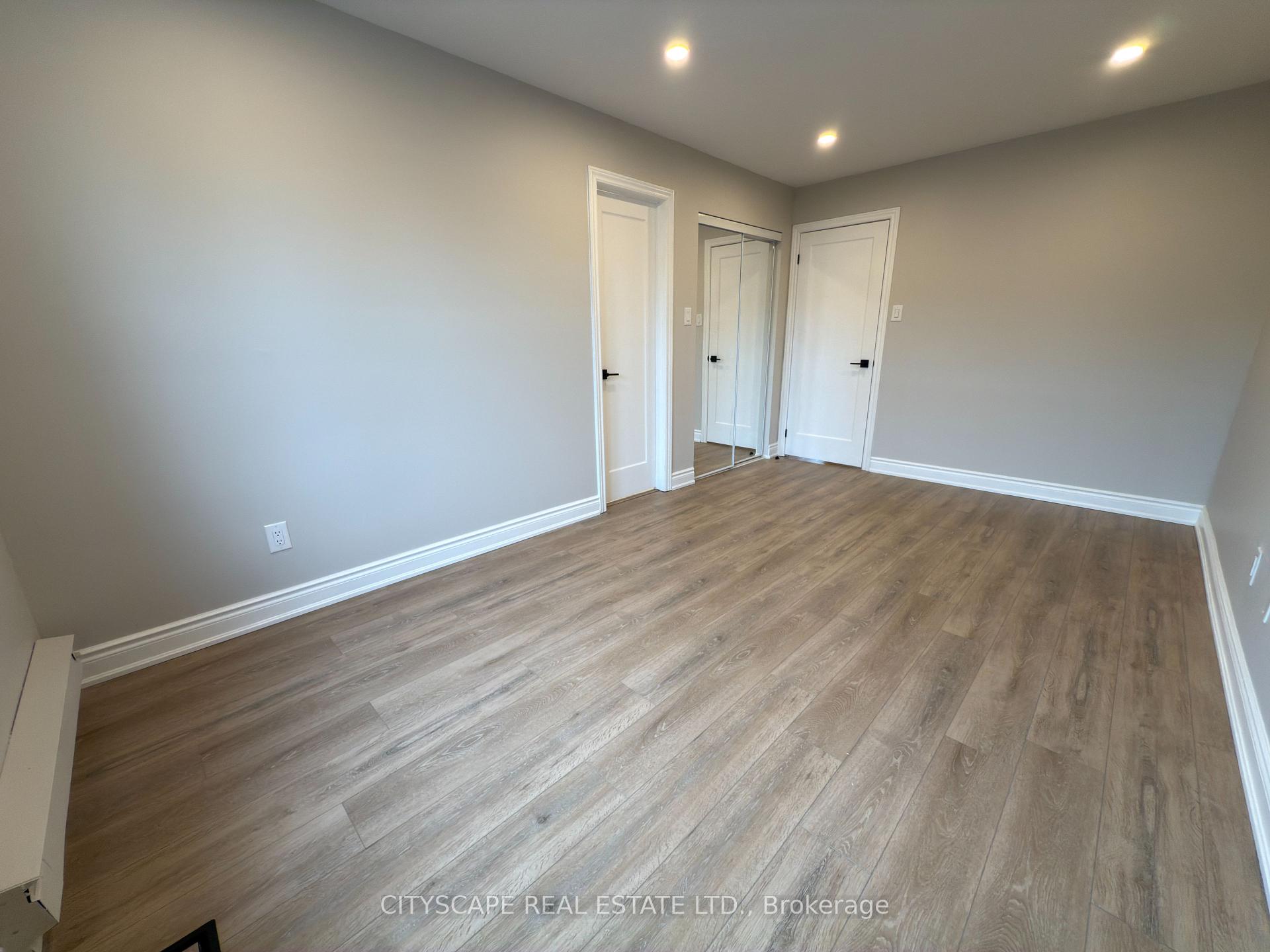 4 Bedrooms Condo at 5659 Glen Erin, Mississauga For sale