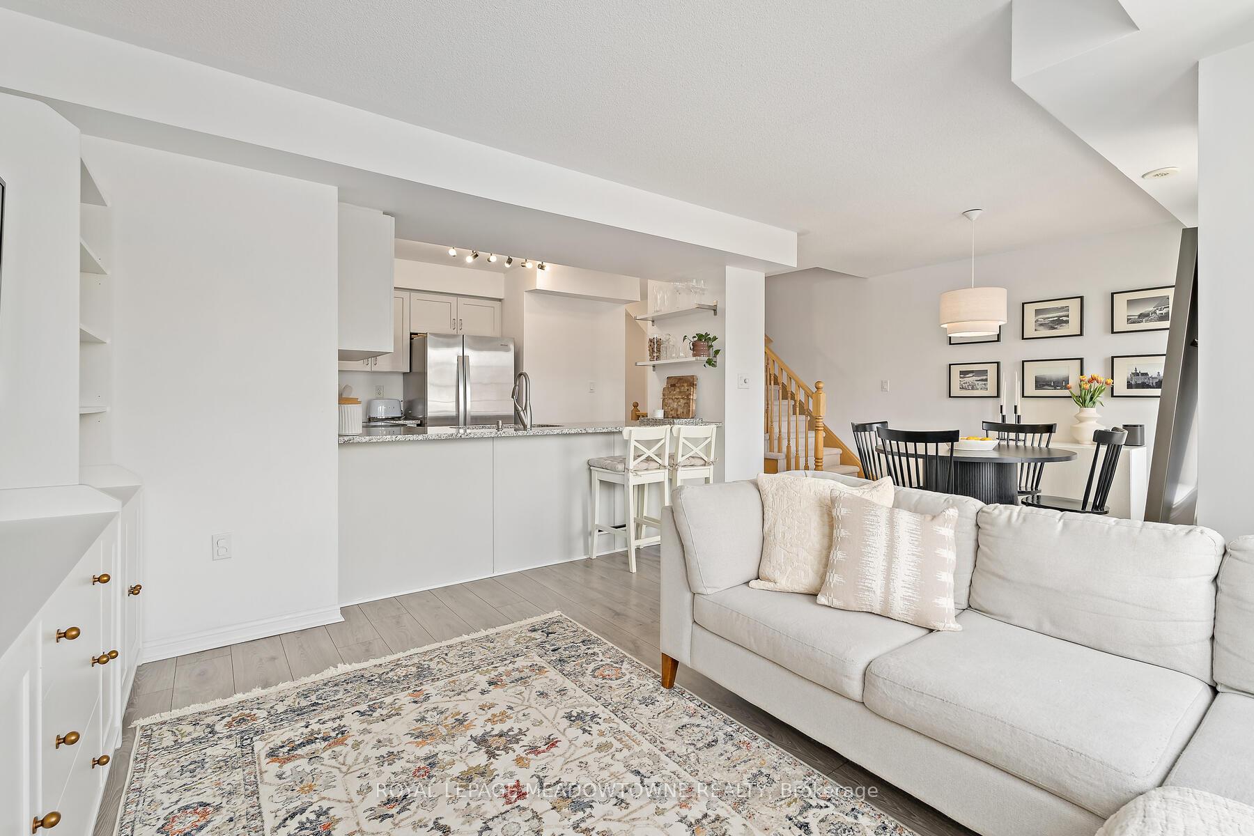 2 Bedrooms Condo at 2614 Dashwood, Oakville For sale