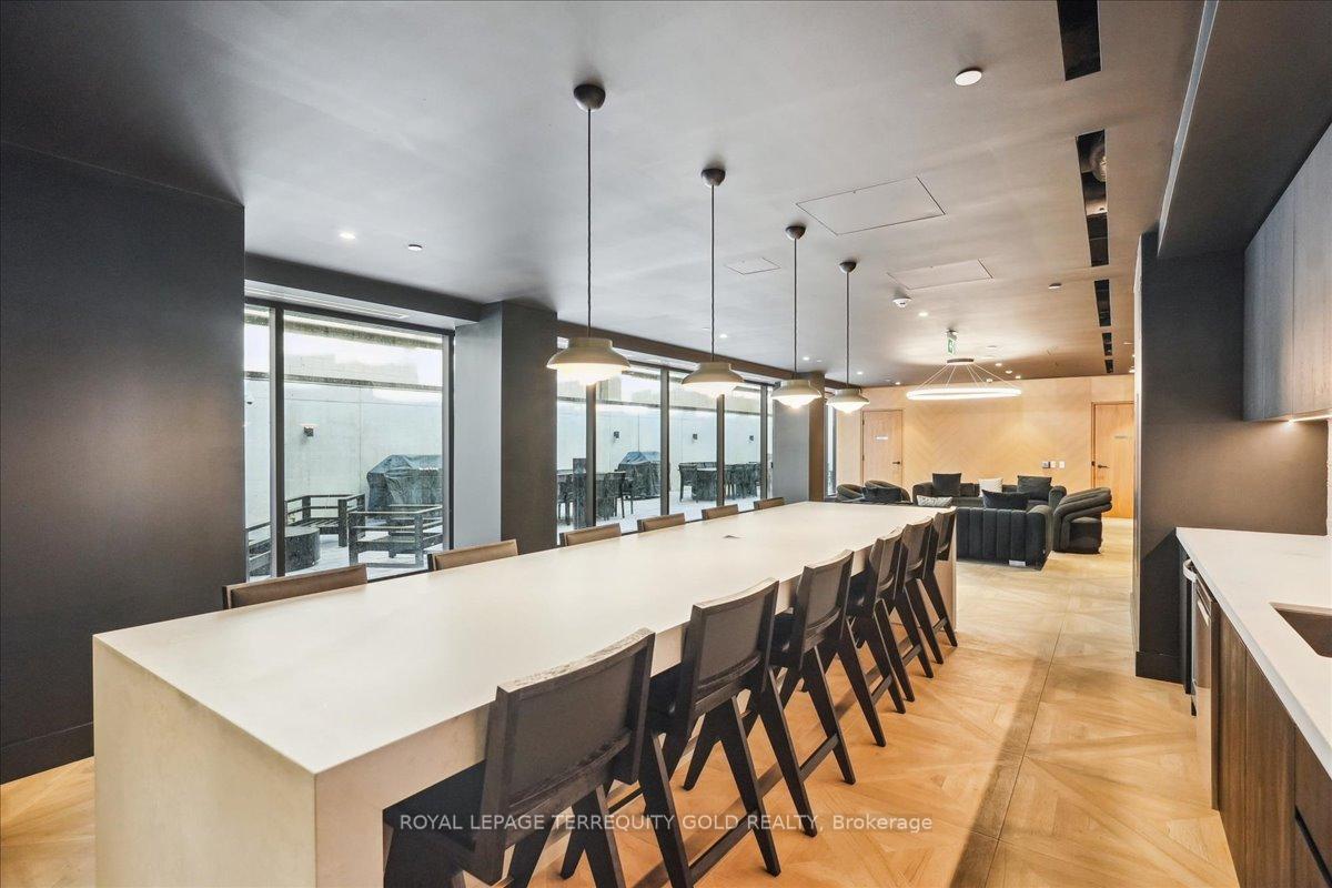 3 Bedrooms Condo at 195 McCaul, Toronto For sale
