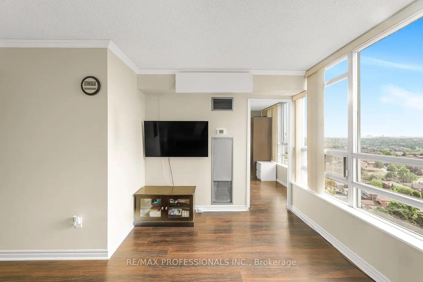 2 Bedrooms Condo at 50 Kingsbridge Garden, Mississauga For sale