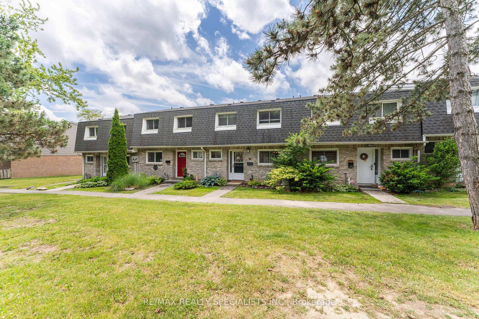 3 Bedrooms Condo at 2050 Upper Middle, Burlington For sale