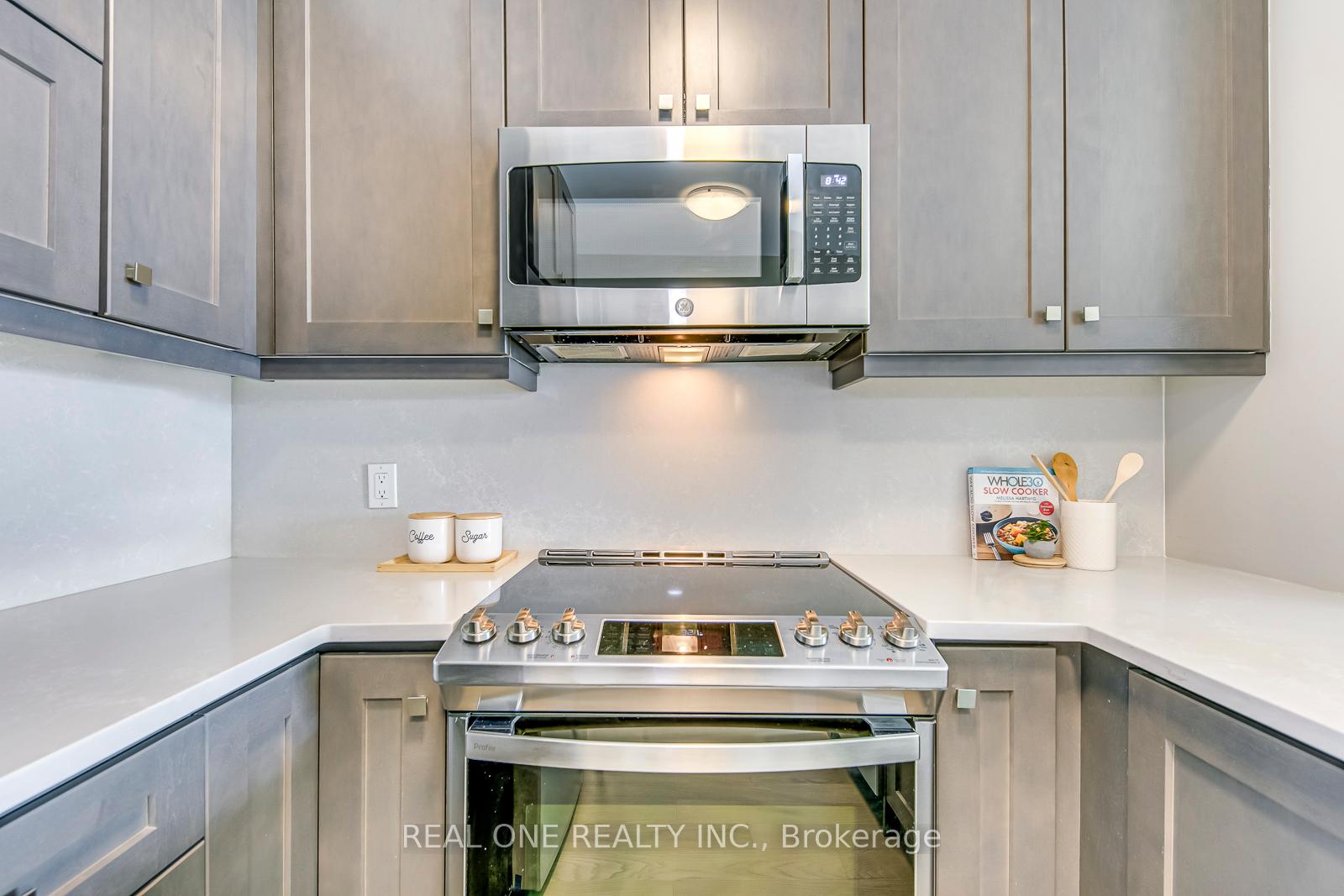 2 Bedrooms Condo at 95 Dundas, Oakville For sale