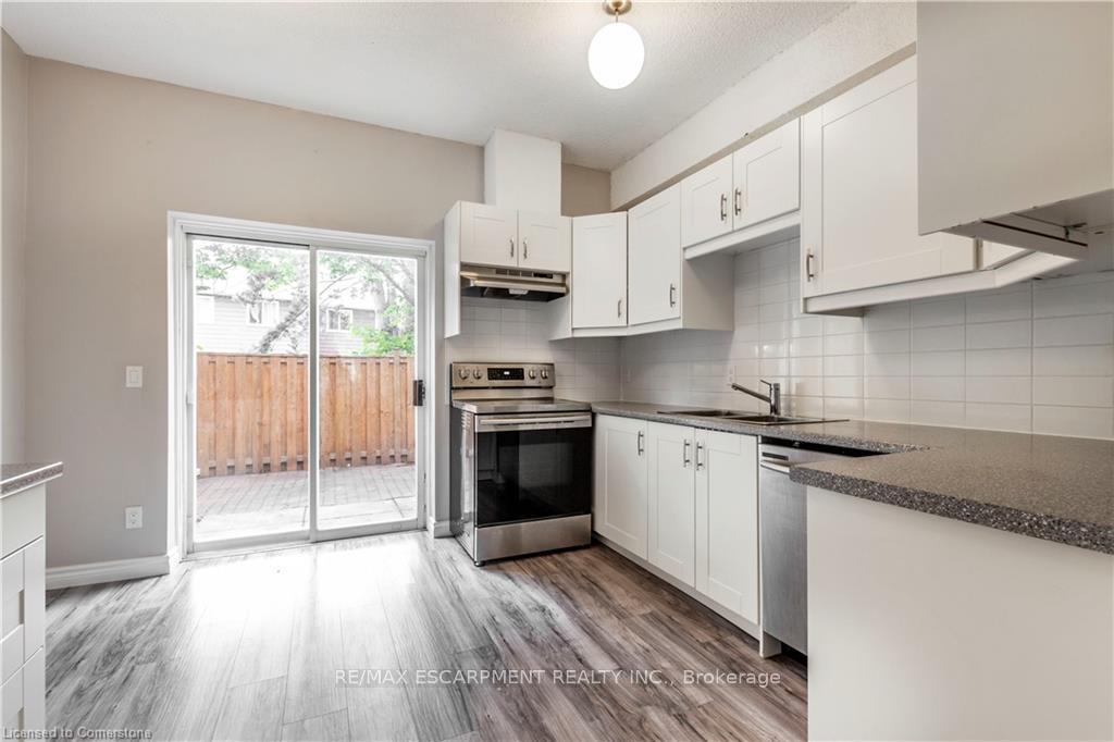 3 Bedrooms Condo at 4199 Longmoor, Burlington For sale
