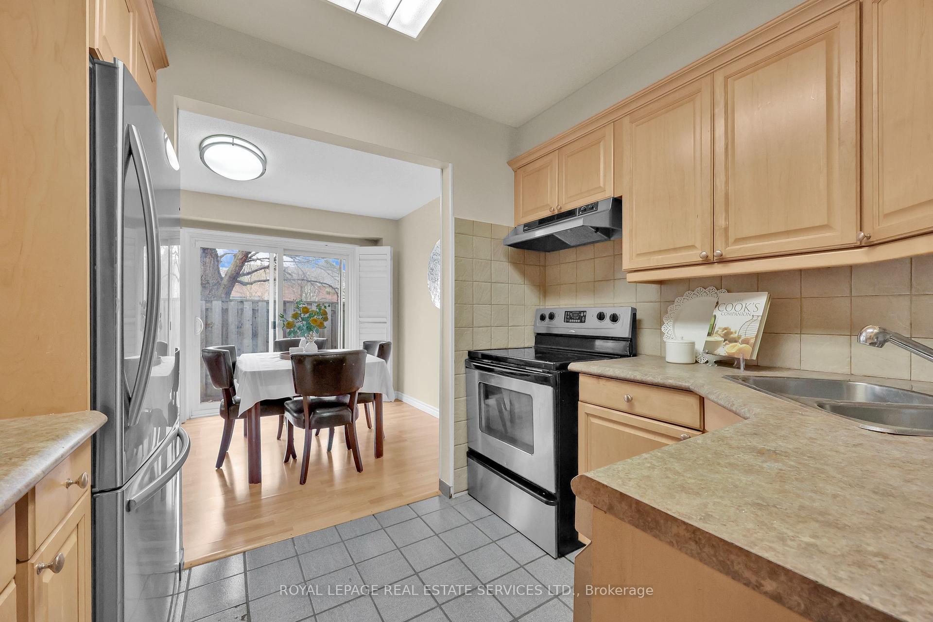 3 Bedrooms Condo at 3125 Fifth, Mississauga For sale