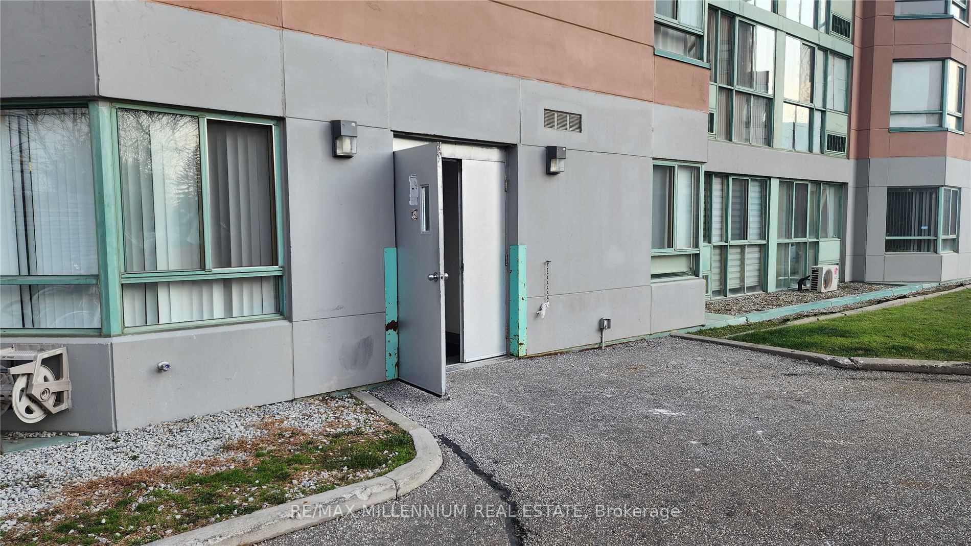 2 Bedrooms Condo at 61 Markbrook, Toronto For sale