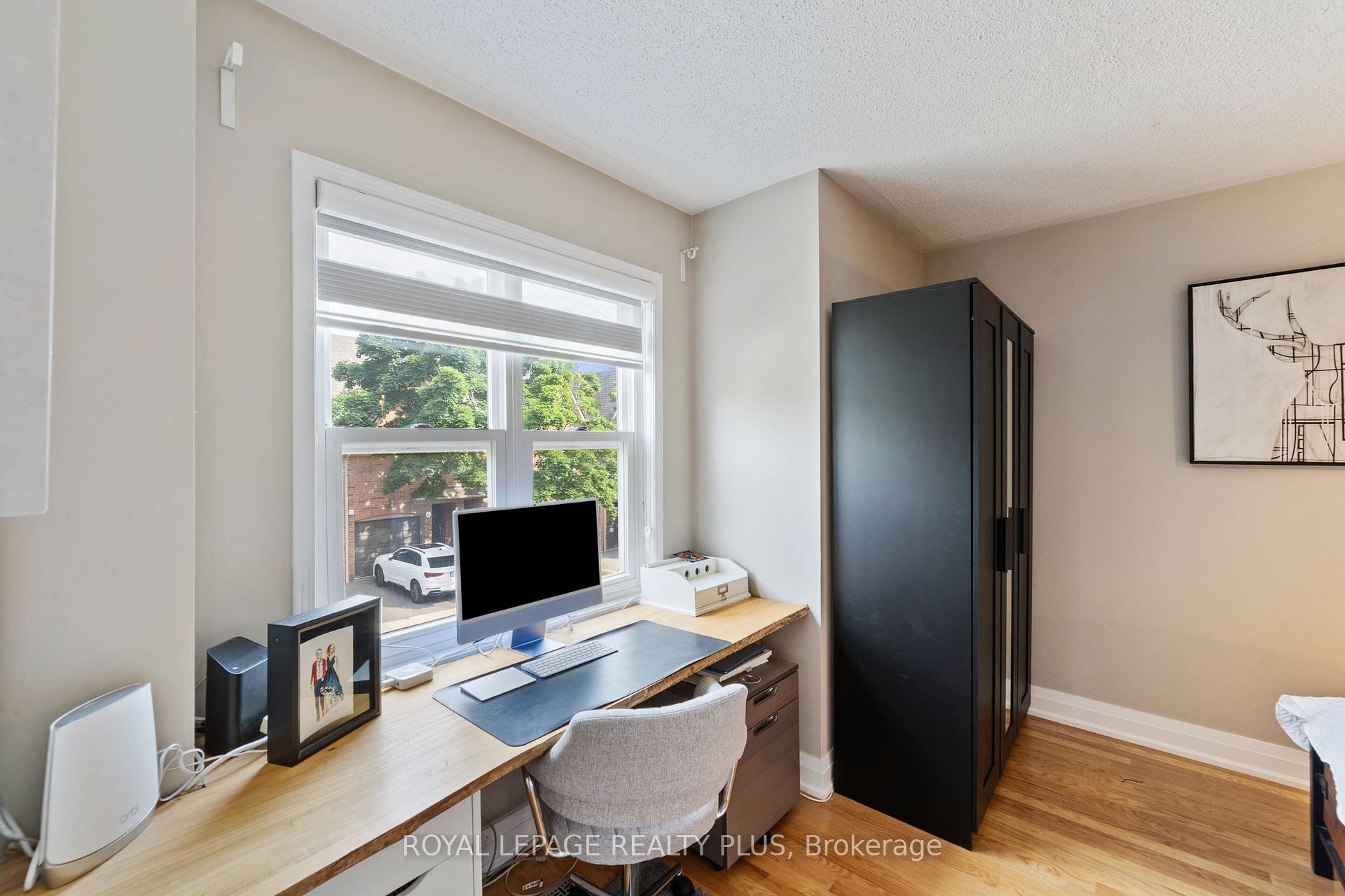 3 Bedrooms Condo at 928 Queen, Mississauga For sale