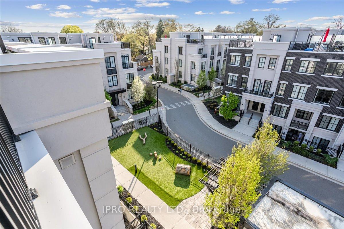 2 Bedrooms Condo at 652 Cricklewood, Mississauga For sale