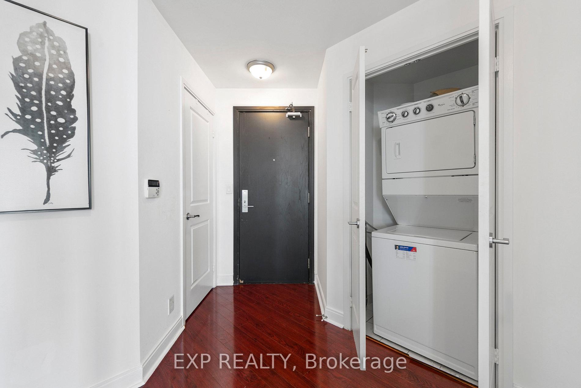 2 Bedrooms Condo at 70 Absolute, Mississauga For sale