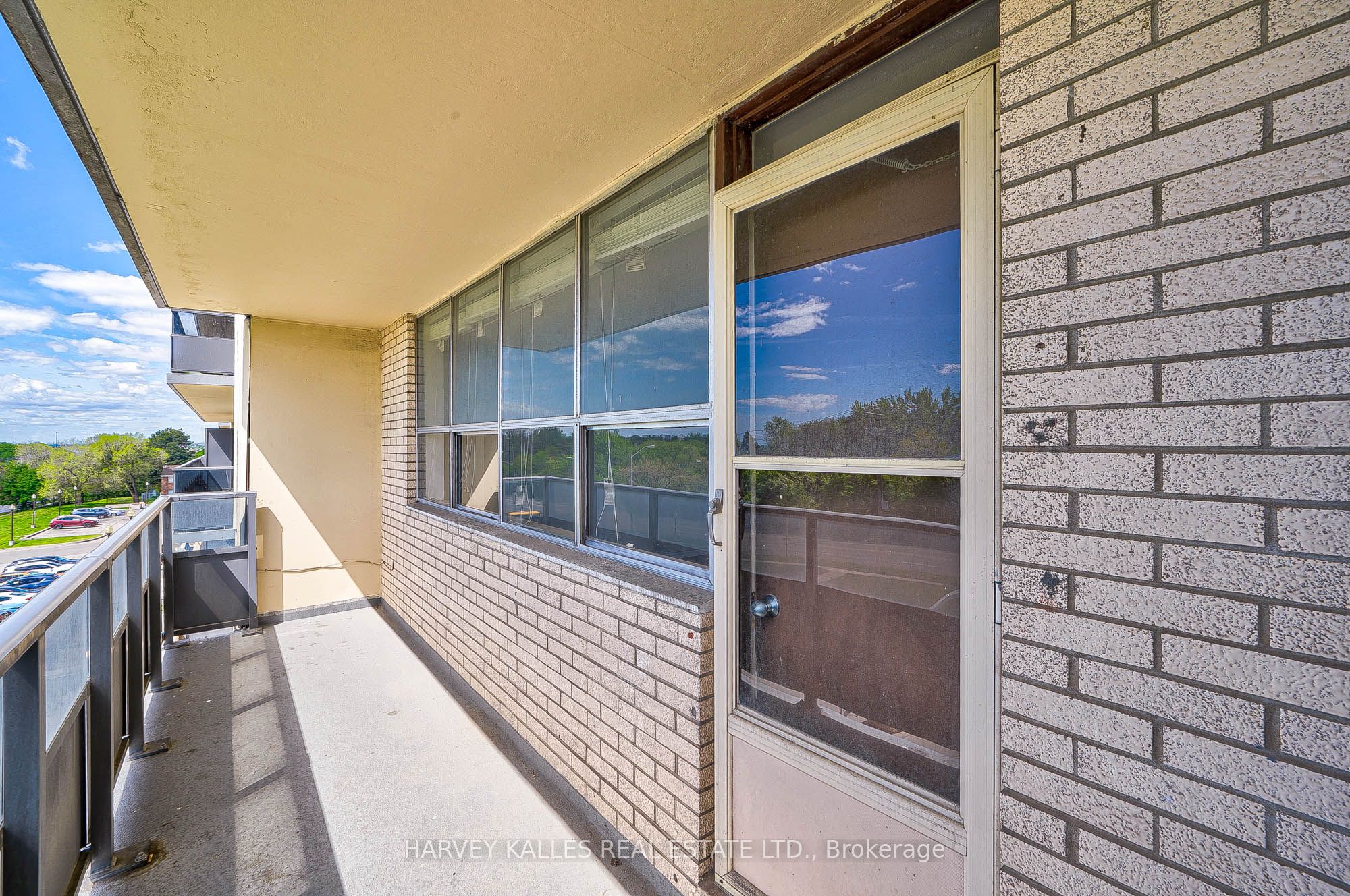 2000 Sheppard Avenue W 411