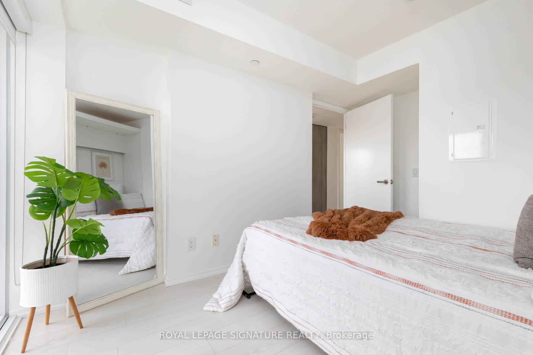 2 Bedrooms Condo at 8 Hillsdale, Toronto For sale