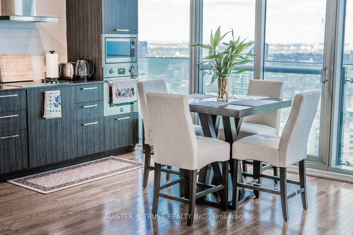 2 Bedrooms Condo at 14 York, Toronto For sale