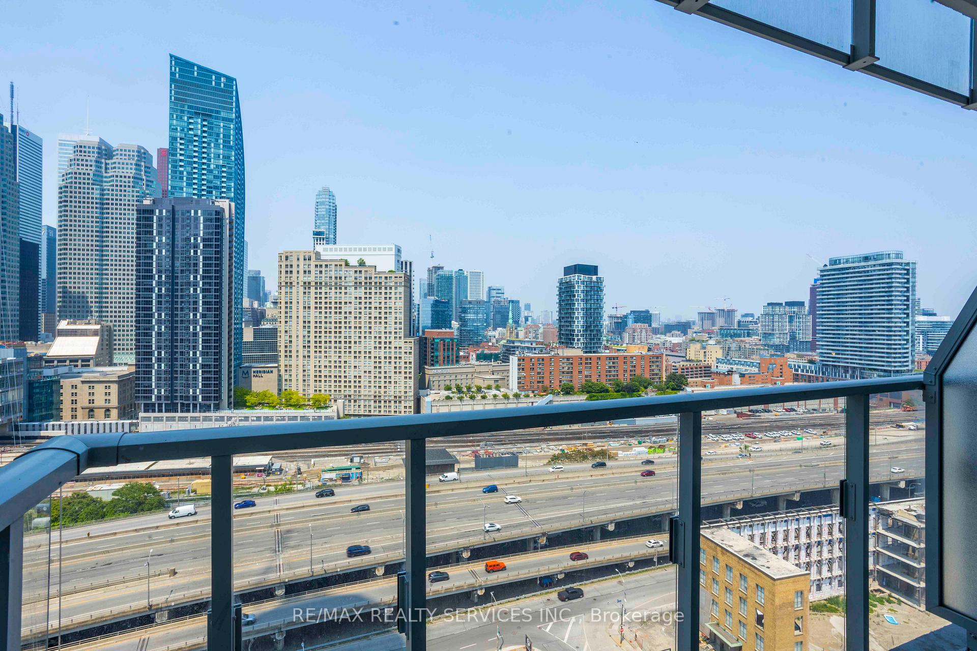 2 Bedrooms Condo at 28 Freeland, Toronto For sale